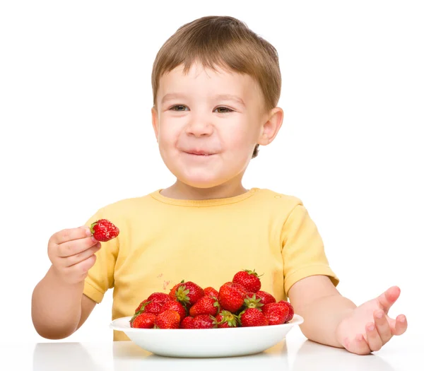 Kleiner Junge mit Erdbeeren — Stockfoto