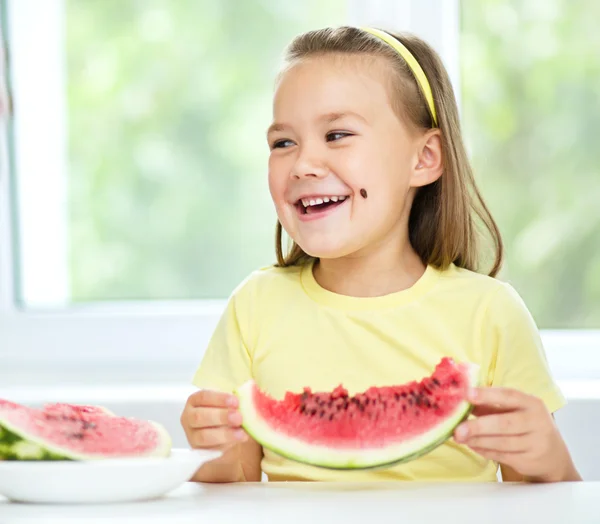 Carino bambina sta mangiando anguria — Foto Stock