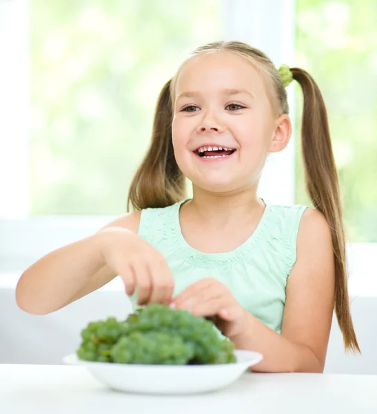 Petite fille mignonne mange des raisins verts — Photo
