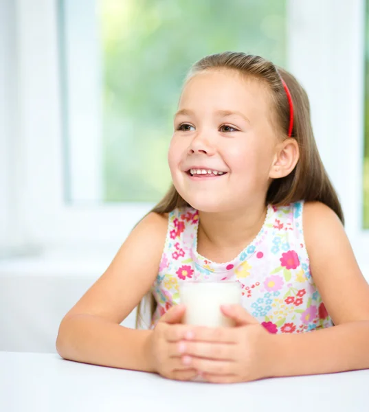 Menina bonito com um copo de leite — Fotografia de Stock