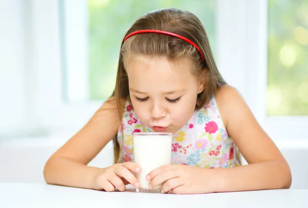 Niña con un vaso de leche —  Fotos de Stock