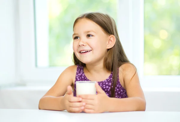 Söt liten flicka med ett glas mjölk — Stockfoto