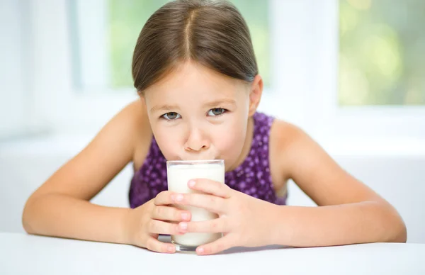 Klein meisje met een glas melk — Stockfoto