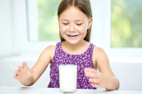 Linda niña con un vaso de leche — Foto de Stock