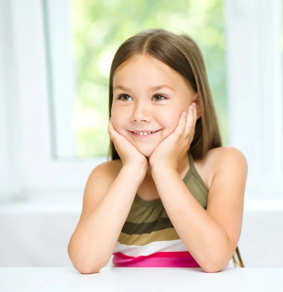 Niña está sosteniendo su cara — Foto de Stock