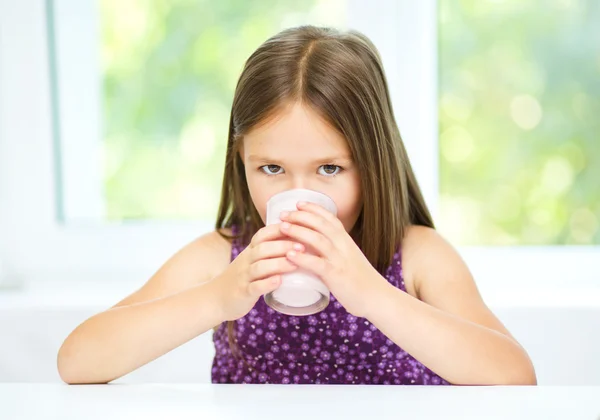 Petite fille avec un verre de lait — Photo