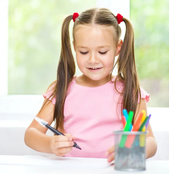 Schattig vrolijk kind tekenen met behulp van viltstift — Stockfoto