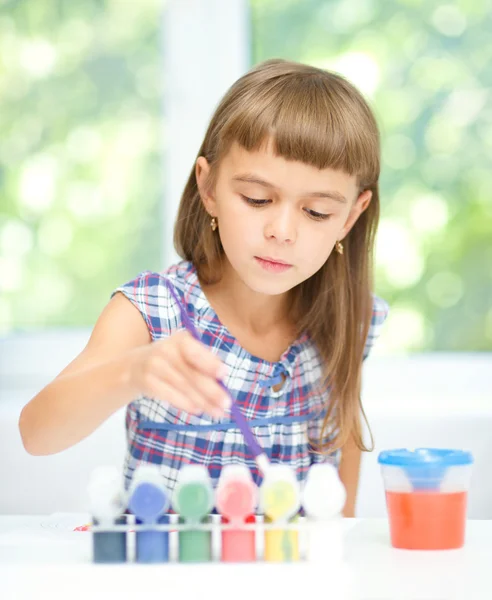 Маленька дівчинка малює гуашю — стокове фото
