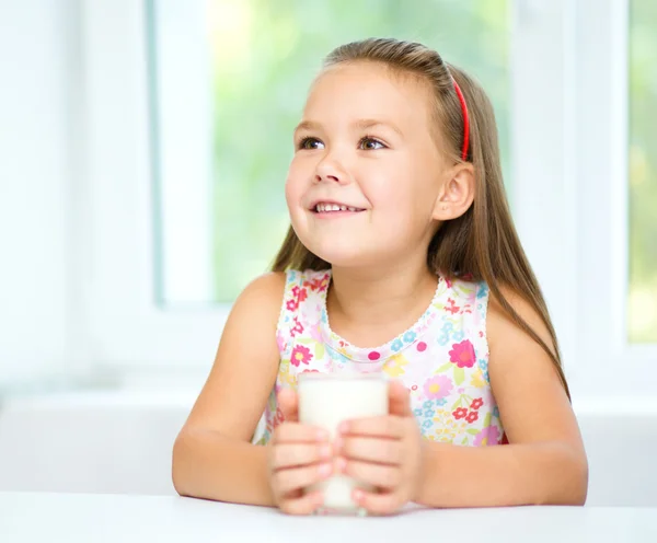 Söt liten flicka med ett glas mjölk — Stockfoto