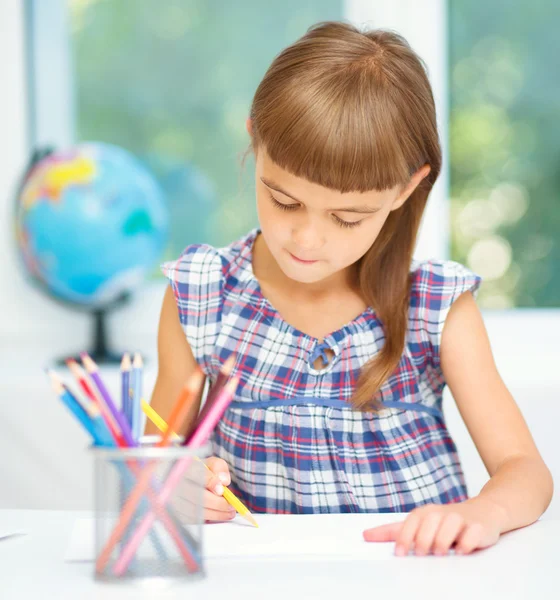 Little girl is drawing using pencils — Stock Photo, Image