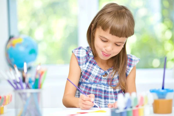 Klein meisje is schilderen met gouache — Stockfoto