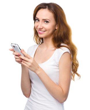 genç kadının telefonunu sms mesaj yazmakta olduğunu