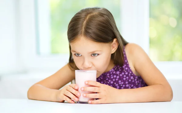 Petite fille avec un verre de lait — Photo