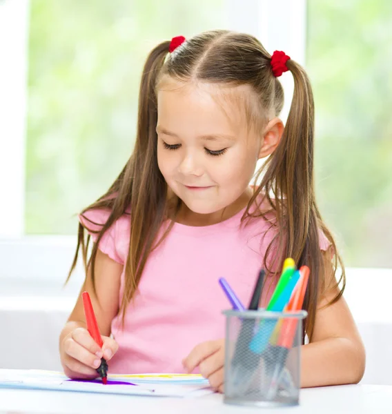 Schattig vrolijk kind tekenen met behulp van viltstift — Stockfoto