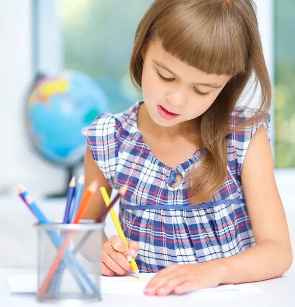 Little girl is drawing using pencils — Stock Photo, Image