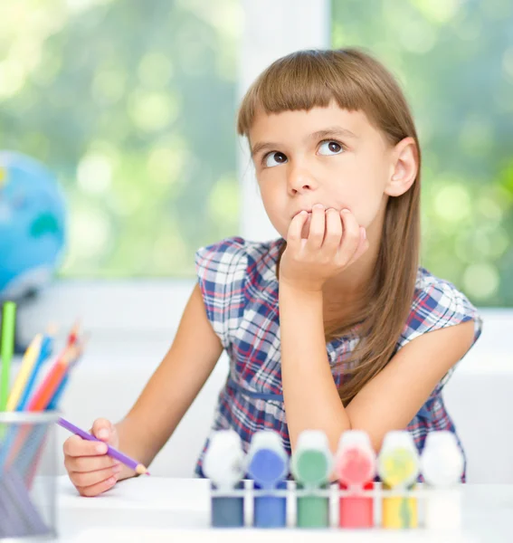 Little girl is drawing using color pencils — Stock Photo, Image