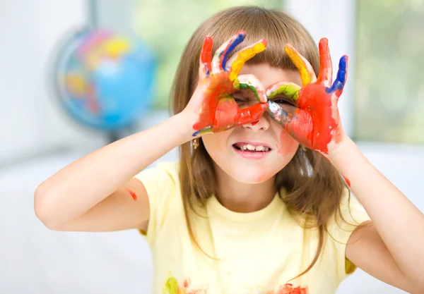 Porträtt av en söt flicka som leker med färger — Stockfoto