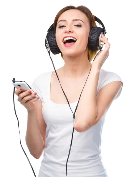 Young woman enjoying music using headphones — Stock Photo, Image