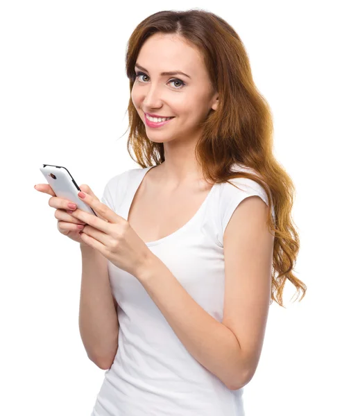 Mladá žena je psaní sms zprávou na telefon — Stock fotografie