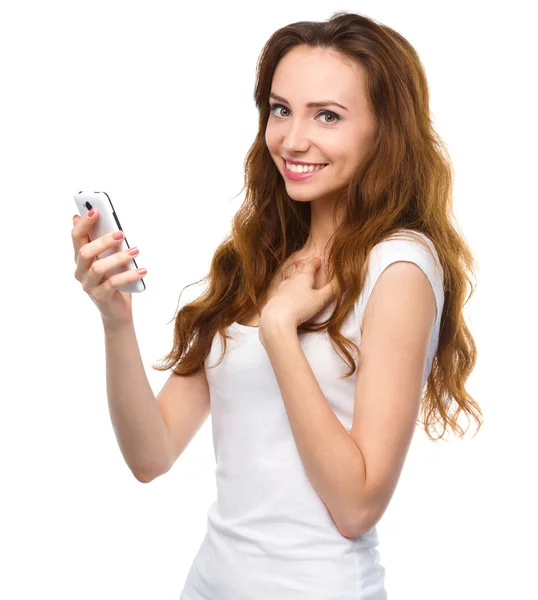 Ung kvinna är nöjd med inkommande meddelande — Stockfoto