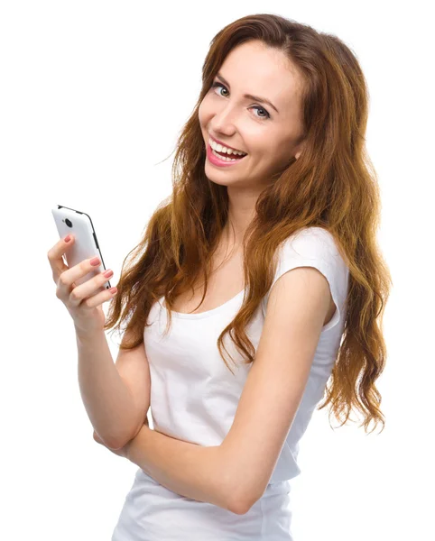 Ung kvinna är nöjd med inkommande meddelande — Stockfoto