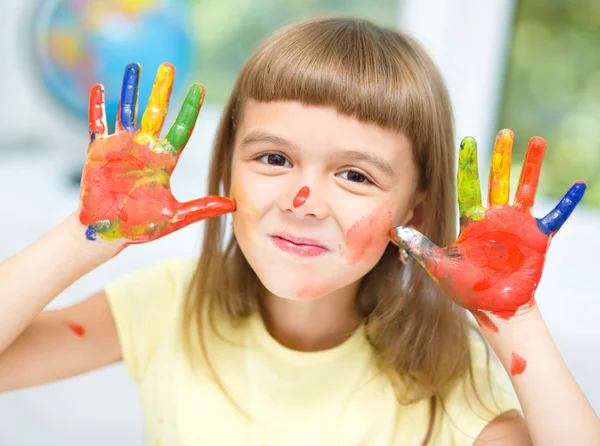 Porträt eines süßen Mädchens, das mit Farben spielt — Stockfoto