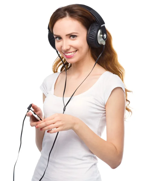 Young woman enjoying music using headphones — Stock Photo, Image