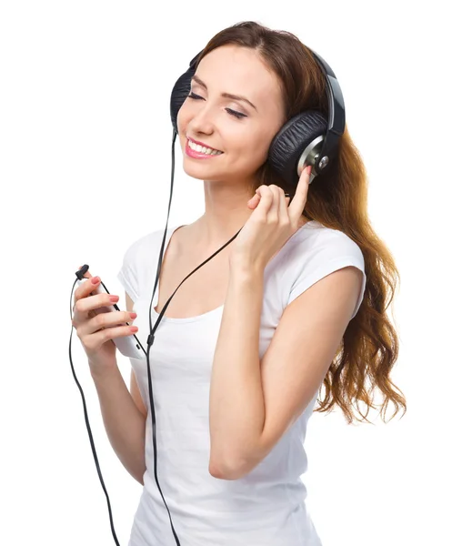 Young woman enjoying music using headphones — Stock Photo, Image