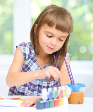 küçük kız ile guaj boya