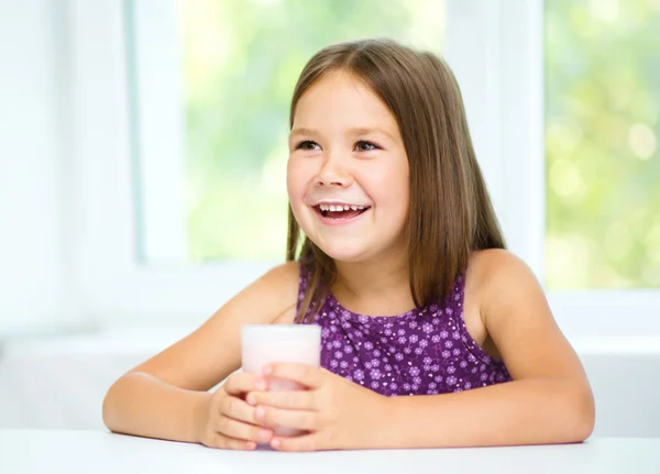 Linda niña con un vaso de leche — Foto de Stock
