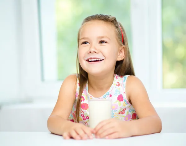 Niedliches kleines Mädchen mit einem Glas Milch — Stockfoto