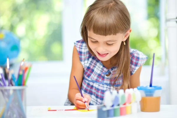 Menina está pintando com guache — Fotografia de Stock