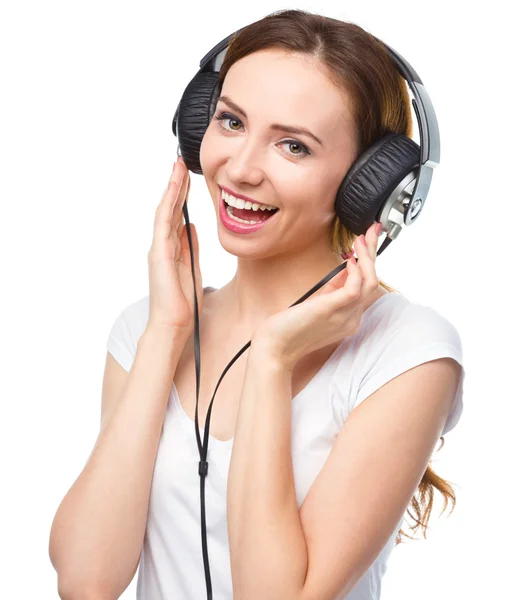 Young woman enjoying music using headphones — Stock Photo, Image