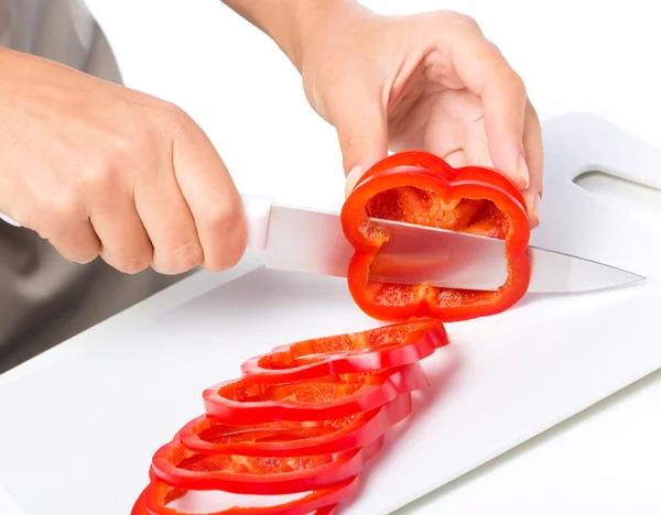 Cozinheiro está cortando pimentão — Fotografia de Stock