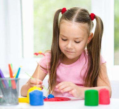 küçük kız hamuru ile oynuyor