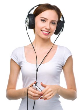 genç kadın kulaklık kullanarak müzik keyfi