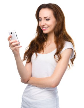 genç kadının telefonunu sms mesaj yazmakta olduğunu