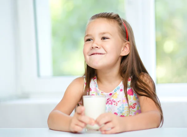 Schattig klein meisje met een glas melk — Stockfoto