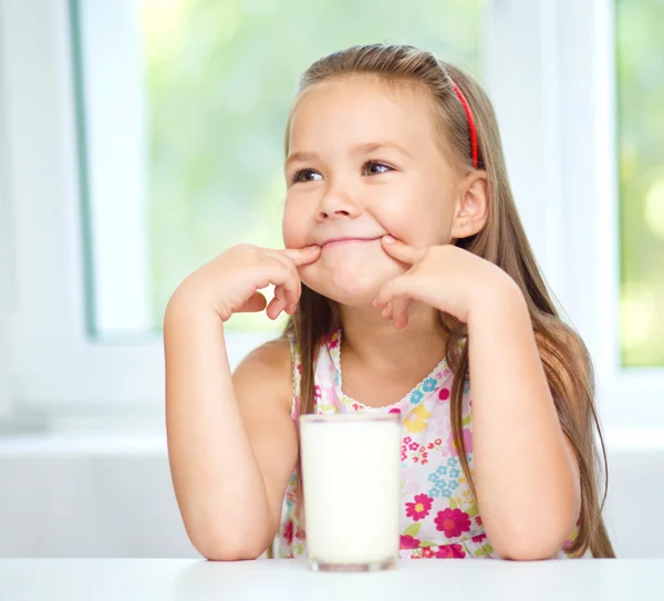Fetiță drăguță cu un pahar de lapte — Fotografie, imagine de stoc