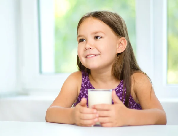 Aranyos kislány, egy pohár tej — Stock Fotó