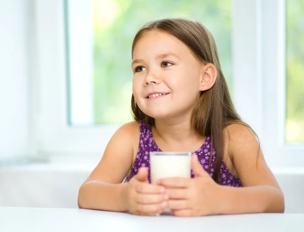 Söt liten flicka med ett glas mjölk — Stockfoto