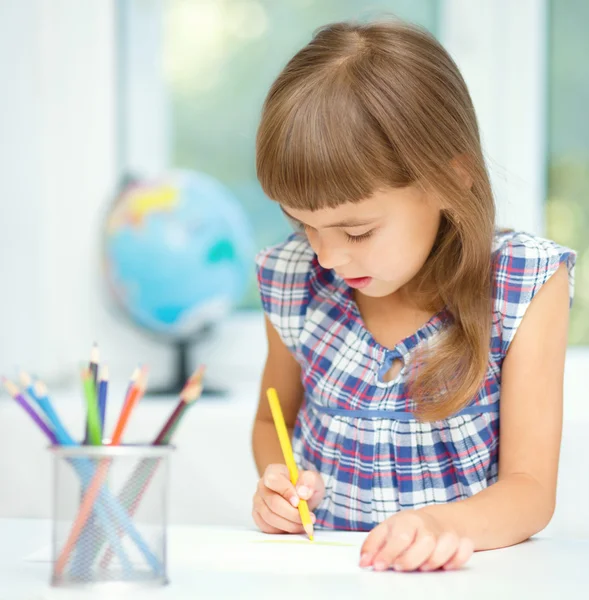 Menina está desenhando usando lápis — Fotografia de Stock