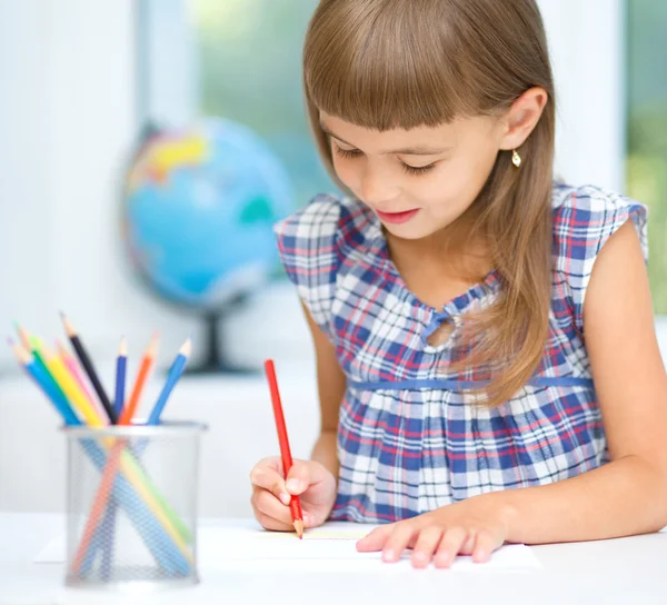 Küçük kız kalemler kullanarak çizim — Stok fotoğraf