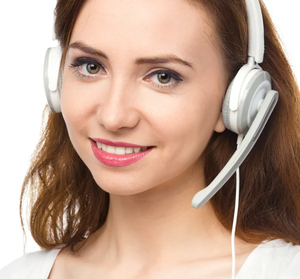 Mooie jonge vrouw is in gesprek met klanten — Stockfoto