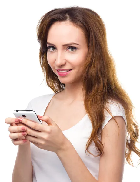 Junge Frau tippt SMS auf ihr Handy — Stockfoto