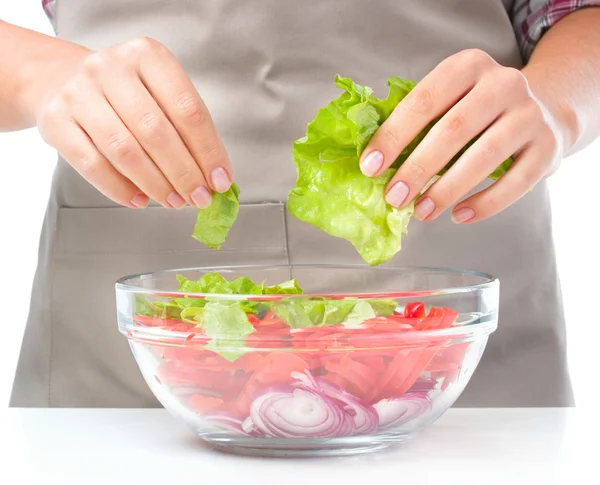 Cook sta strappando lattuga mentre fa insalata — Foto Stock