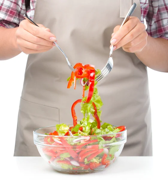 Koch mixt Salat — Stockfoto