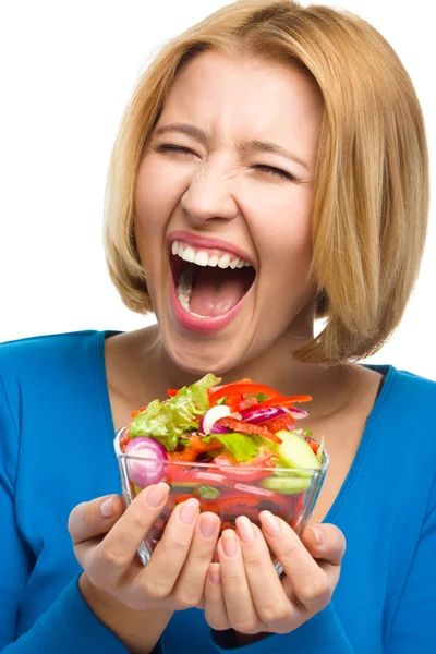Νεαρή γυναίκα ευτυχισμένη με σαλάτα — Φωτογραφία Αρχείου