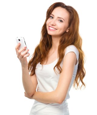 genç kadının telefonunu sms mesaj yazmakta olduğunu