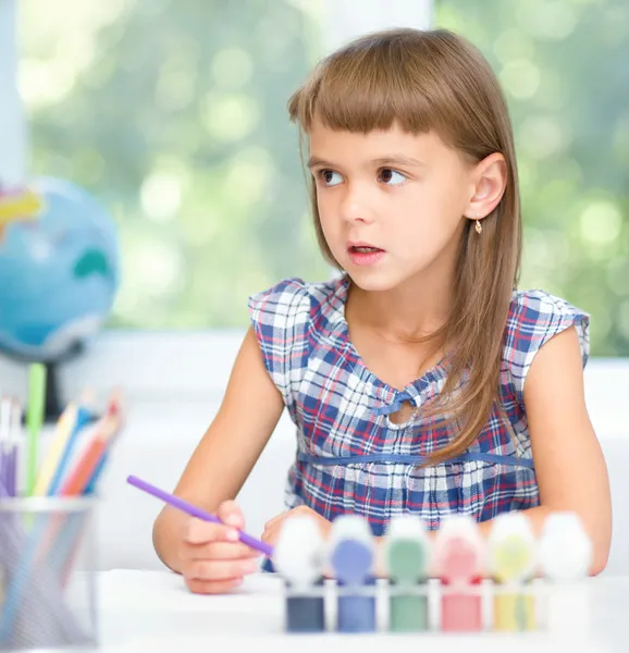 Klein meisje is schilderen met gouache — Stockfoto